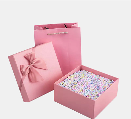 Tekturowe pudełko z różowym magnetycznym zamknięciem do pakowania prezentów do pakowania odzieży Konstrukcja z klapką