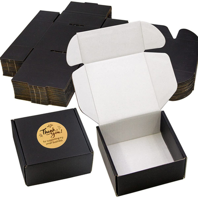 Czarne pudełko z tektury falistej do pakowania wysyłek do pakowania prezentów