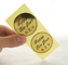 Szczotkowane naklejki z 24-karatowej złotej folii Wycinane naklejki Drukowanie etykiet do pakowania Niestandardowe logo