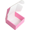 Zawijanie różowego pudełka z tektury falistej do przechowywania przesyłek pocztowych